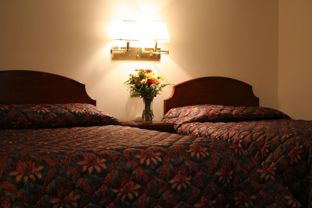 University Inn سيدار فولز المظهر الخارجي الصورة