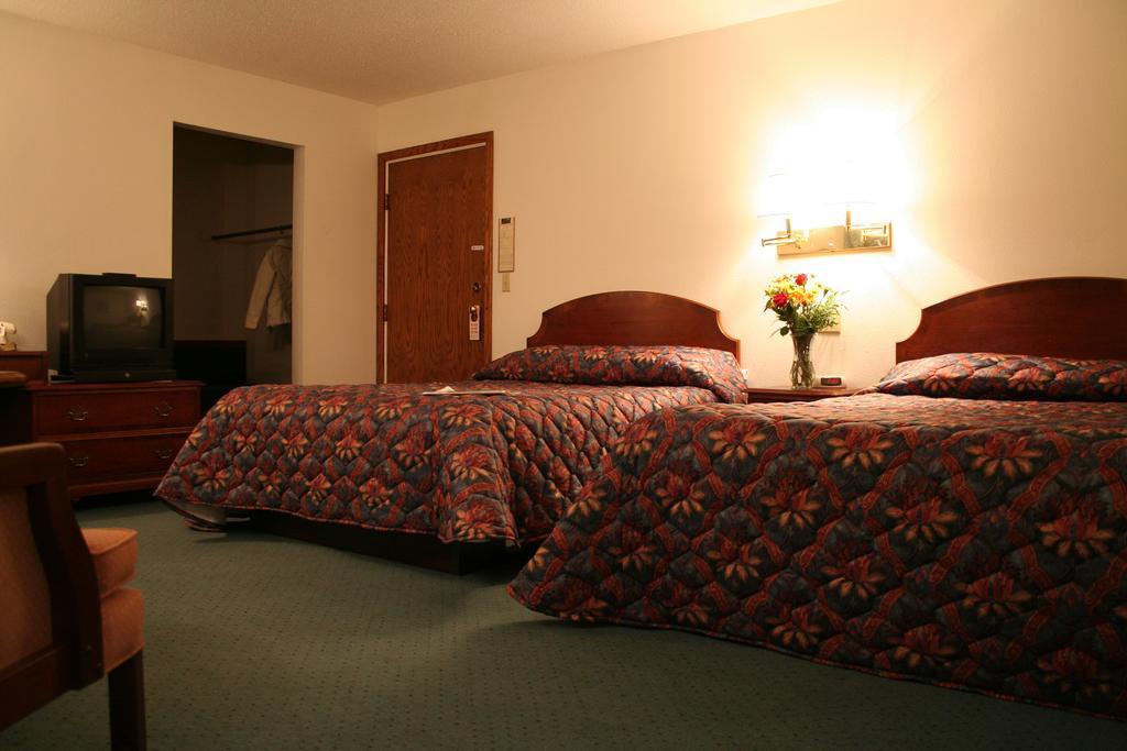 University Inn سيدار فولز الغرفة الصورة